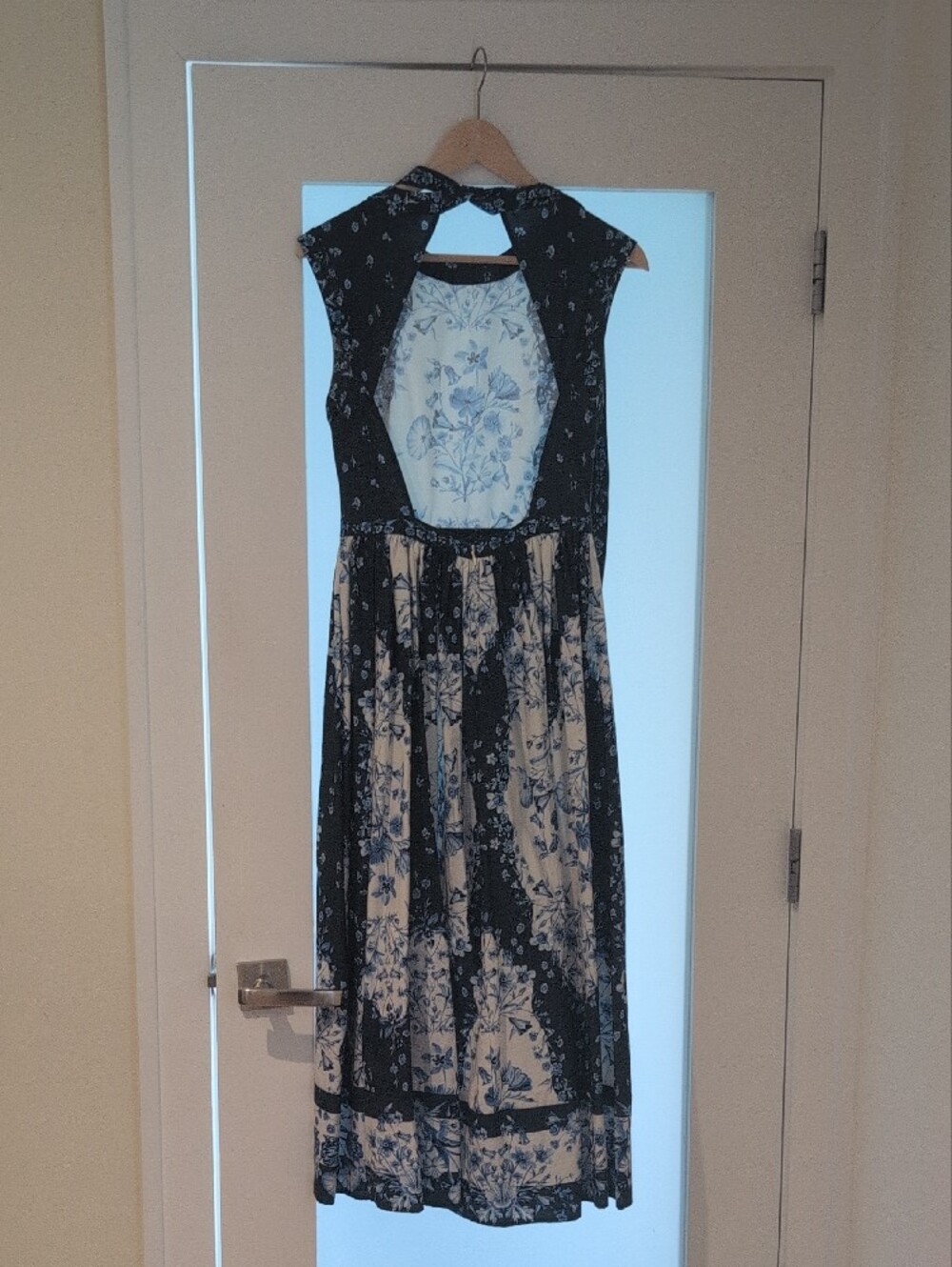 H&M Navy and White Floral Midi Dress with Keyhole Back - Picture 2 of 3